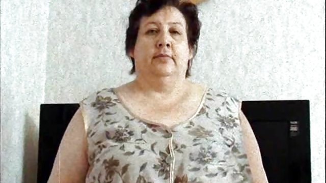 زن سیاه پوست یک حمام شیر می گیرد و یک دیک سوار می شود