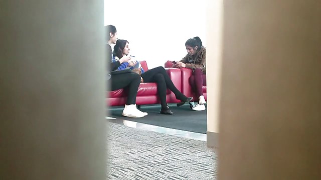 زن در Ruskams خصوصی گربه نزدیک نشان داد