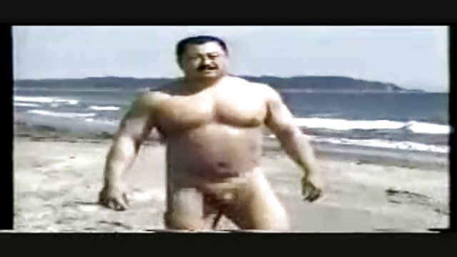 pikaper با تجربه cums زیبایی روسیه در دهان در یک جنگل متراکم