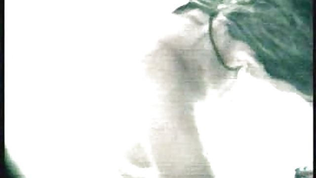 تکنوازی وابسته به عشق شهوانی یک دختر جوان فیگور در طبیعت