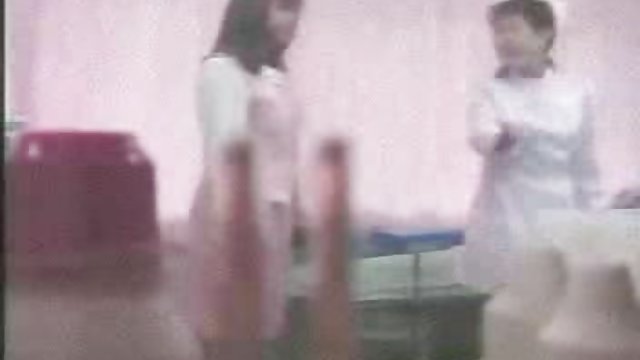 پرنعمت پرنعمت: دو پسر که عروس جوانی را سرخ می کنند
