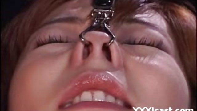 blowjob بی نظیر یک مرد سیاه پوست را از طریق یک دیوار پورنو می خورد