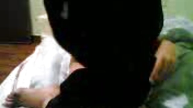 زیبایی برهنه دو دیلدو را در سوراخ ها گیر کرده و از نظر وابسته به عشق شهوانی برای گفتگوی جنسی ایجاد می کند