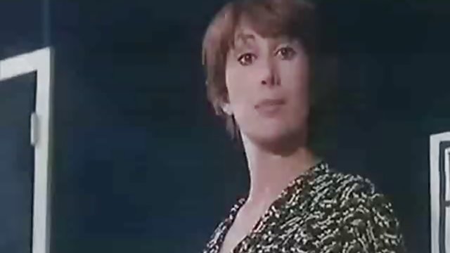 معشوقه بالغ شورت خود را برمی دارد و به یک برده دستور می دهد که شیرین کند