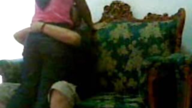 عوضی روسی در جوراب های قرمز که از نظر جنسی جلوی دوربین قرار می گیرند