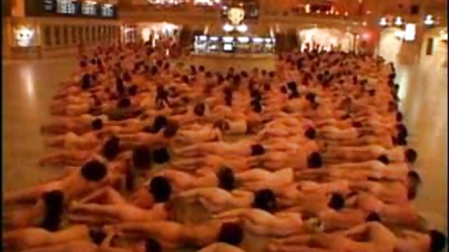 سکس دهانی سرد را از زیر معشوقه بالغ داغ