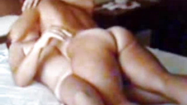 همسر از دوست دختر جذاب برای رابطه جنسی گروهی با شوهر دعوت می کند