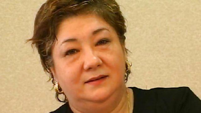 دختر ساده و جوان ، عضو یک شریک در یک بازیگری جنسی سوار می شود