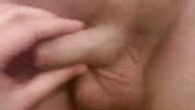 دو زن بالغ یک نفر مرد اول را در خارج از منزل میخورند