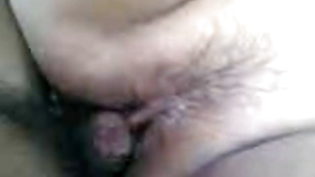 معشوقه گستاخ مردی را که دارای یک دیک ایستاده است تحقیر و توهین می کند