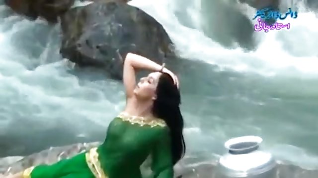 نوجوانان معمولی روسی سه نفری همجنسگرا در خارج از منزل