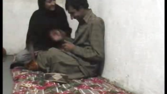 اسارت شدید برای یک دوست دختر جوان لزبین که در دهانش لعنتی است