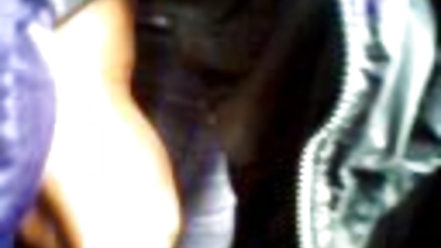 Cutie در سینه بند شفاف با یک اسباب بازی جنسی سرگرم کننده است