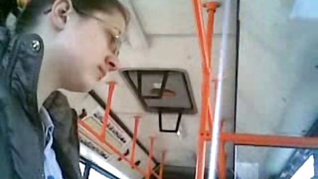 گالوپ های بور را روی دیک می زنند و با صدای بلند از ارگاسم ناله می کنند