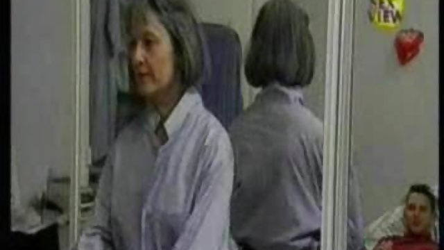 Busty MILF با خال کوبی مشهور از دست دادن عضله و سوار شدن به یک عضو آسیایی