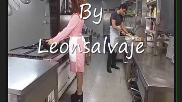 مادر زیبای دوست با جوانان بزرگ توسط یک مرد جوان لعنتی می شود