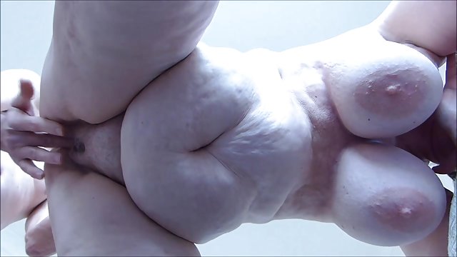 یک زن سیاهپوست در پارک قدم می زند و یک بیدمشک را به عابران نشان می دهد