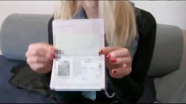 بلوند برنزه نمایش جسمی را در جوراب شلواری به نمایش گذاشت