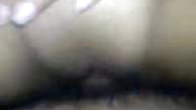 شلخته برای پول و شهرت در مقابل دوربین برهنه است